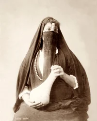 Niña con tocado y sosteniendo una olla, c.1867-98